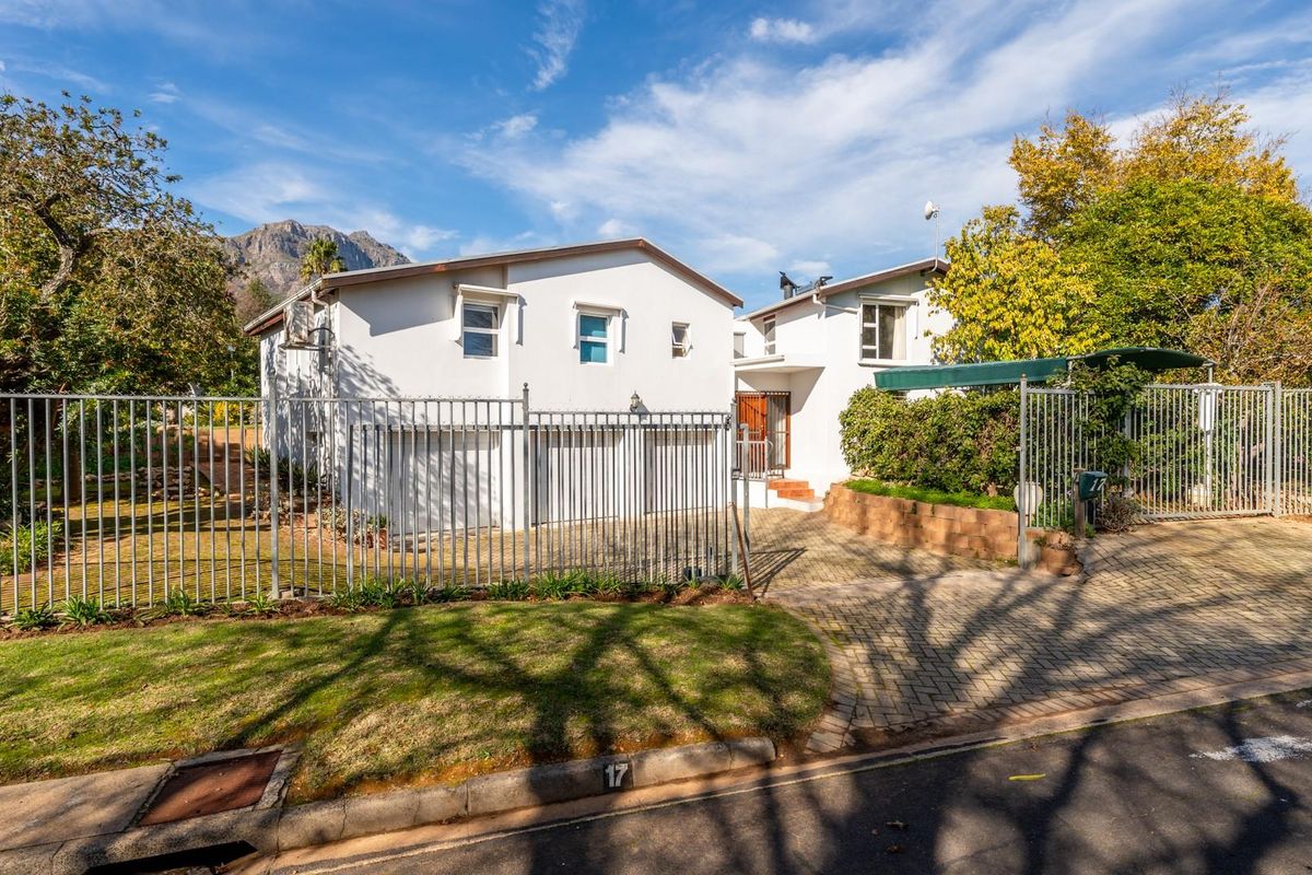 Short-Term Rental - Elegant 5 Bedroom Home in Dalsig, Stellenbosch - Photo 2