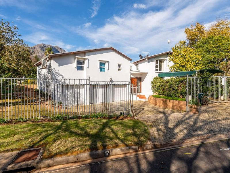Short-Term Rental - Elegant 5 Bedroom Home in Dalsig, Stellenbosch - Photo 2