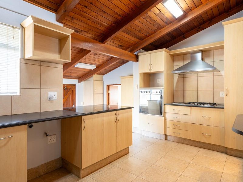 Short-Term Rental - Elegant 5 Bedroom Home in Dalsig, Stellenbosch - Photo 3