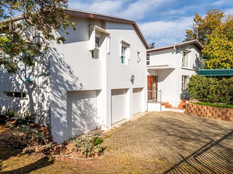 Short-Term Rental - Elegant 5 Bedroom Home in Dalsig, Stellenbosch - Photo 4