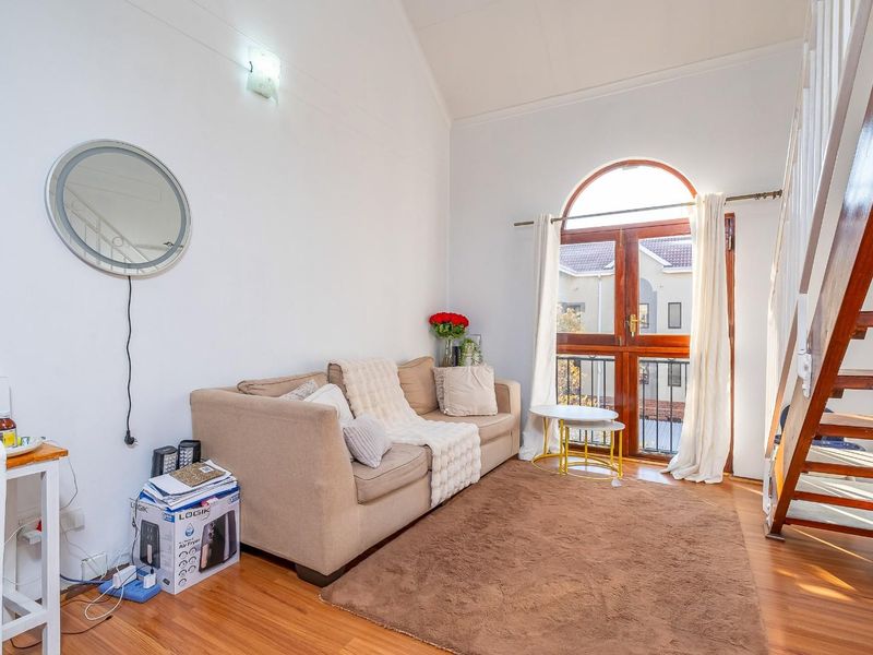 Top-Floor Loft Apartment in the Sought-After Epsom Terrace - Photo 5