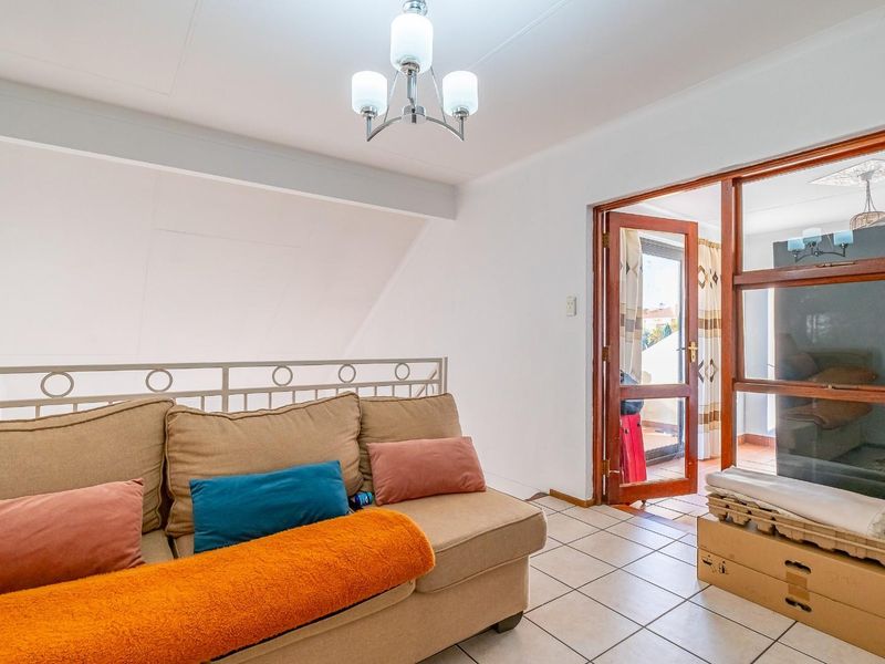 Top-Floor Loft Apartment in the Sought-After Epsom Terrace - Photo 10