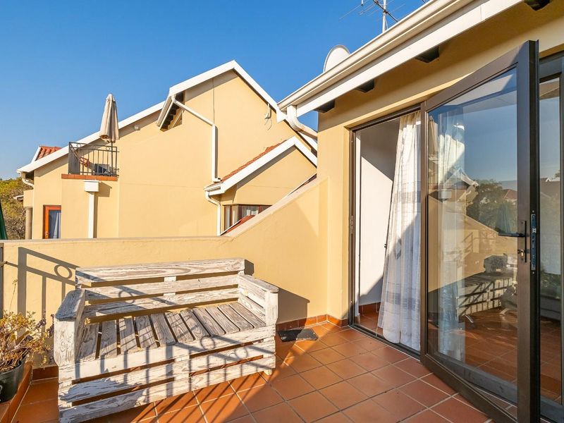 Top-Floor Loft Apartment in the Sought-After Epsom Terrace - Photo 9