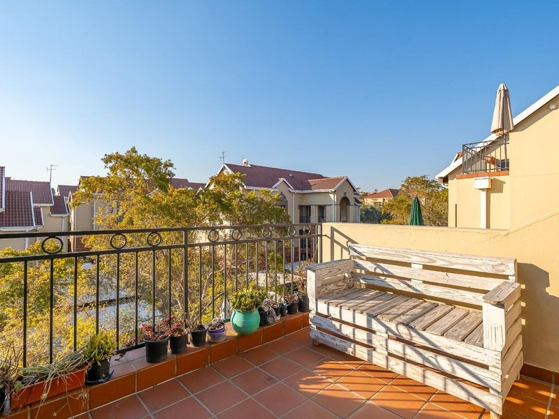 Top-Floor Loft Apartment in the Sought-After Epsom Terrace - Photo 8