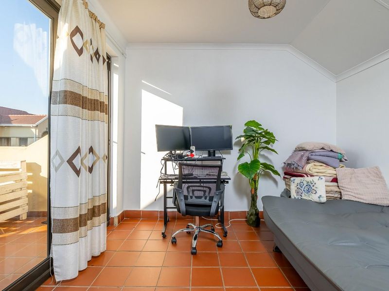 Top-Floor Loft Apartment in the Sought-After Epsom Terrace - Photo 7