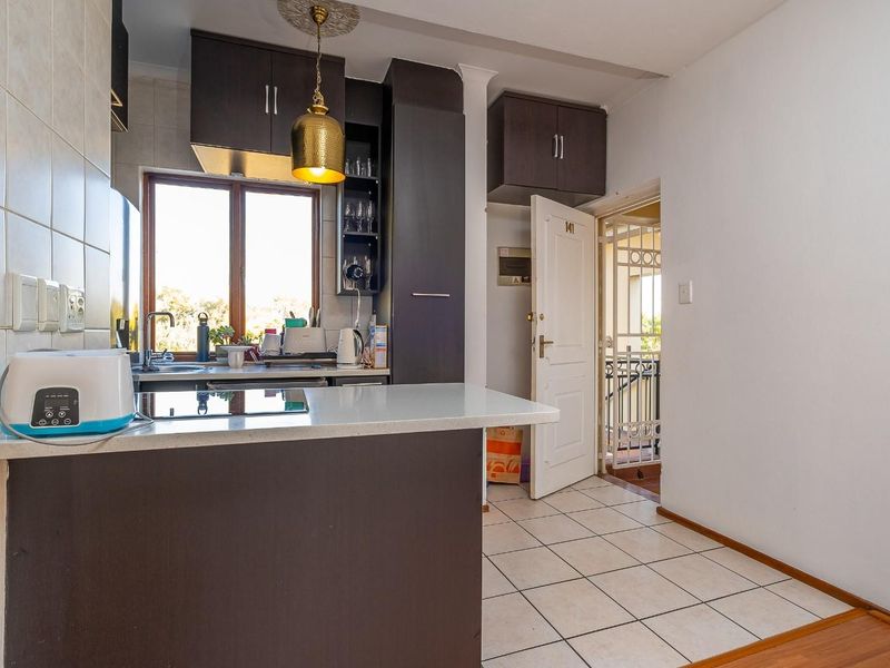 Top-Floor Loft Apartment in the Sought-After Epsom Terrace - Photo 6