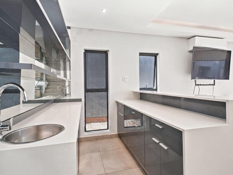 Spacious 4 Bedroom Rental Home in Bryanston - Photo 9