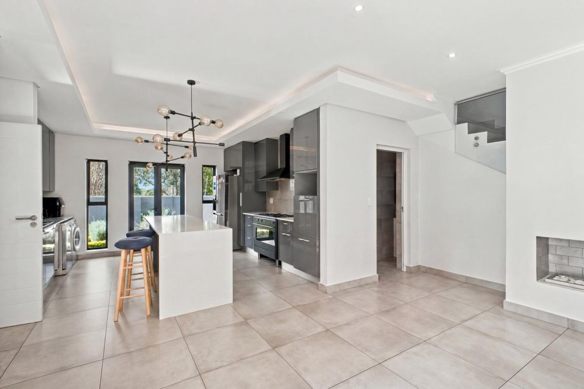 Spacious 4 Bedroom Rental Home in Bryanston - Photo 3