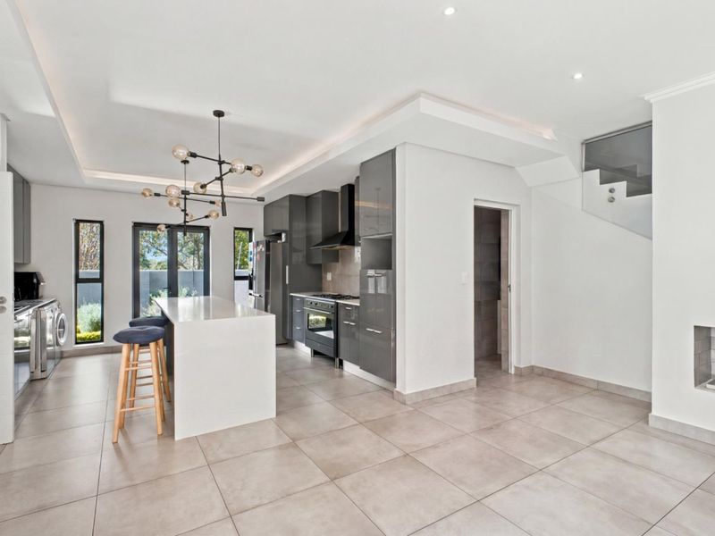 Spacious 4 Bedroom Rental Home in Bryanston - Photo 3