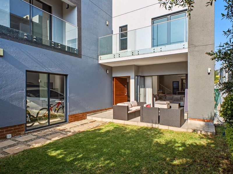 Spacious 4 Bedroom Rental Home in Bryanston - Photo 2