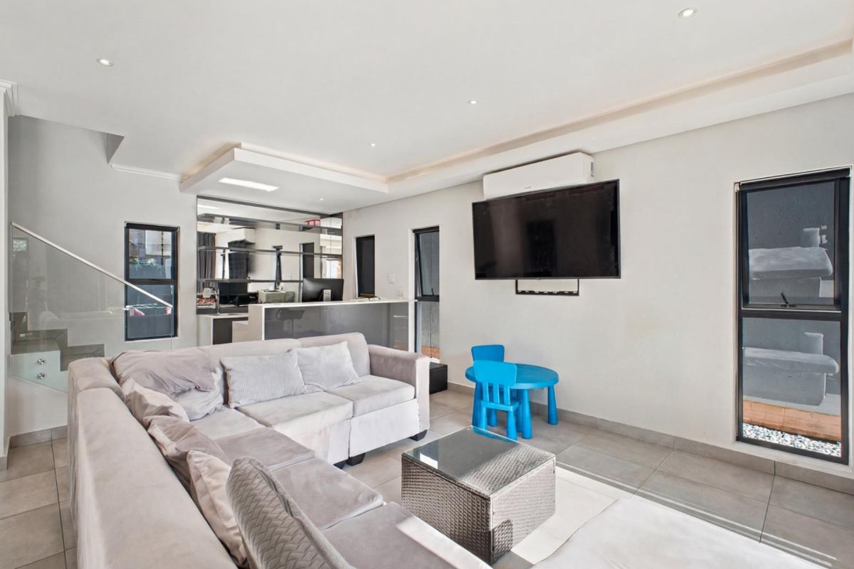 Spacious 4 Bedroom Rental Home in Bryanston - Photo 4