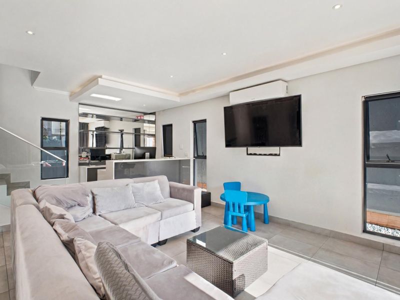 Spacious 4 Bedroom Rental Home in Bryanston - Photo 4