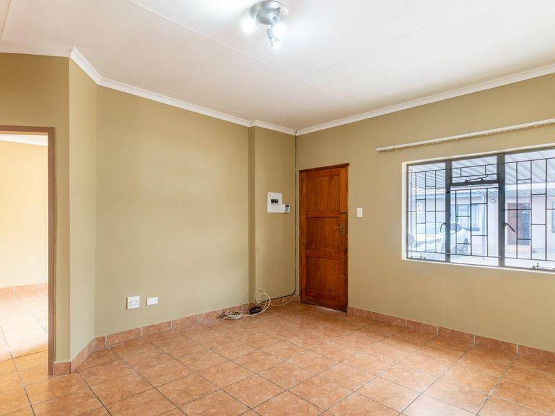 Charming and Spacious 2-Bedroom Townhouse - Perfect for First-Time Buyers or Savvy Investors - Photo 10