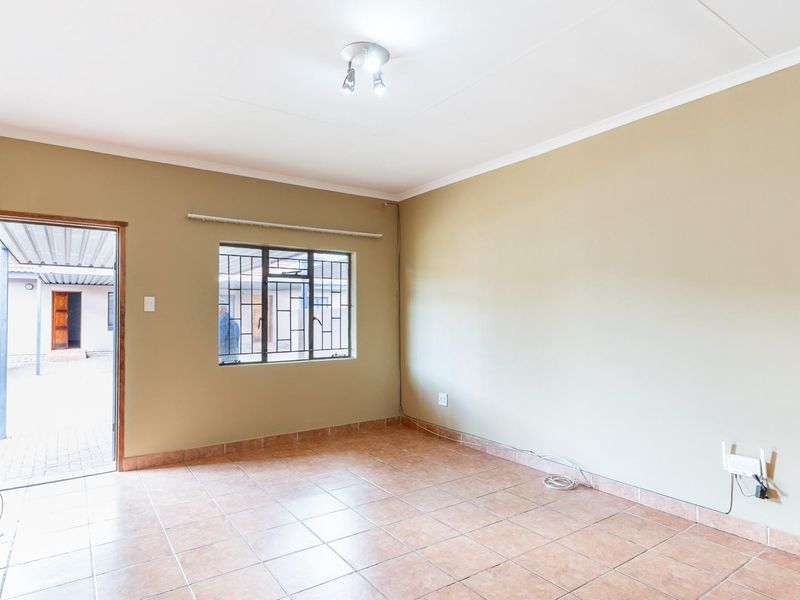 Charming and Spacious 2-Bedroom Townhouse - Perfect for First-Time Buyers or Savvy Investors - Photo 9