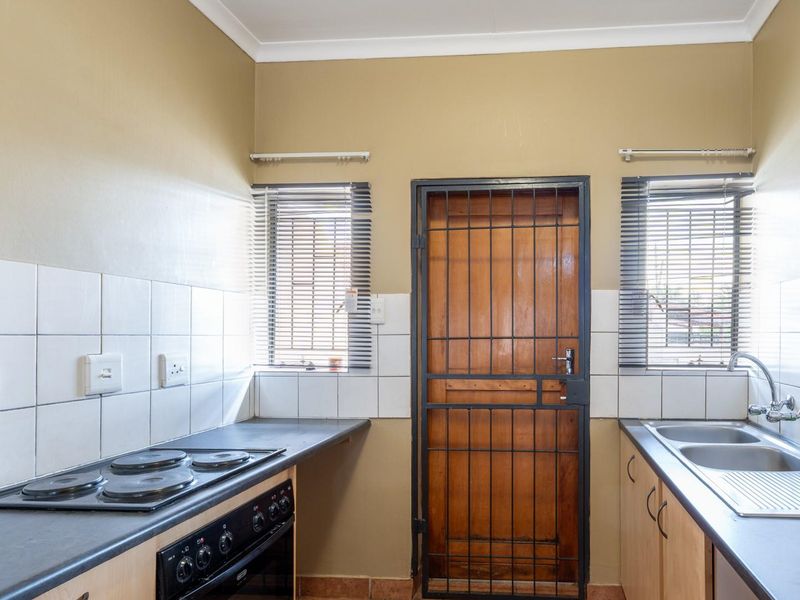 Charming and Spacious 2-Bedroom Townhouse - Perfect for First-Time Buyers or Savvy Investors - Photo 8