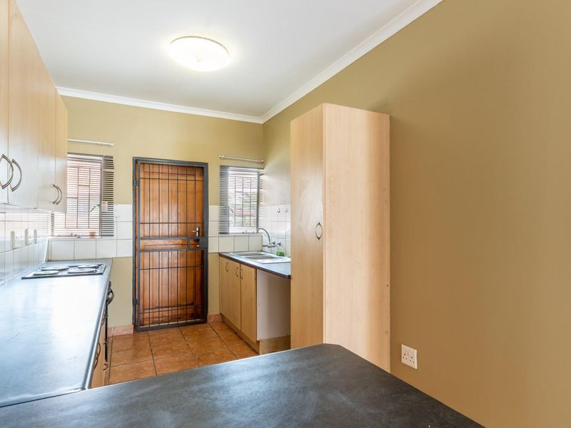 Charming and Spacious 2-Bedroom Townhouse - Perfect for First-Time Buyers or Savvy Investors - Photo 7
