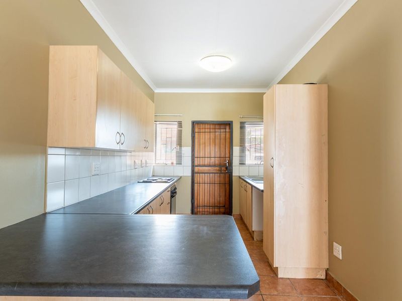 Charming and Spacious 2-Bedroom Townhouse - Perfect for First-Time Buyers or Savvy Investors - Photo 6