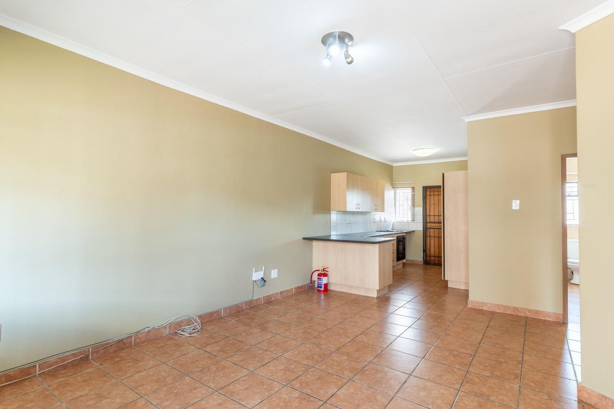 Charming and Spacious 2-Bedroom Townhouse - Perfect for First-Time Buyers or Savvy Investors - Photo 4