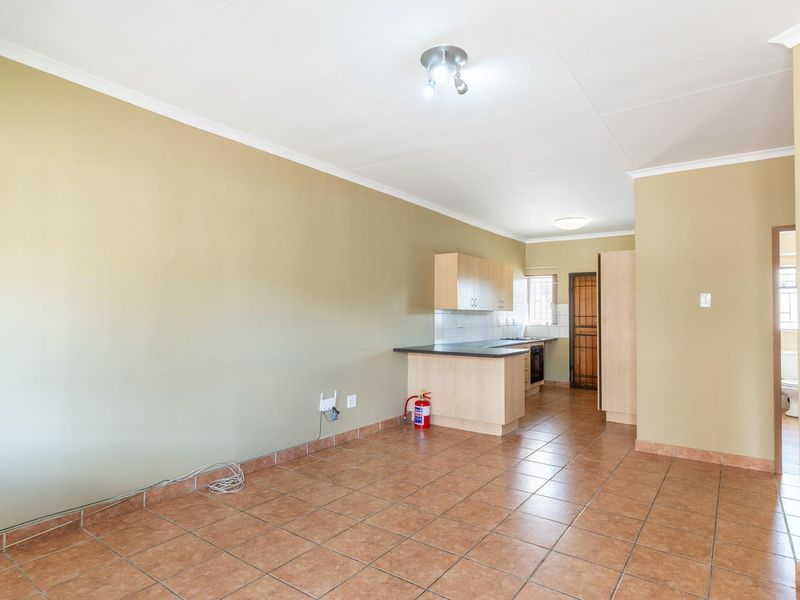 Charming and Spacious 2-Bedroom Townhouse - Perfect for First-Time Buyers or Savvy Investors - Photo 4