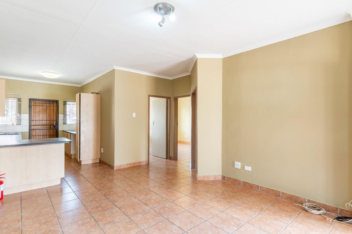 Charming and Spacious 2-Bedroom Townhouse - Perfect for First-Time Buyers or Savvy Investors - Photo 5