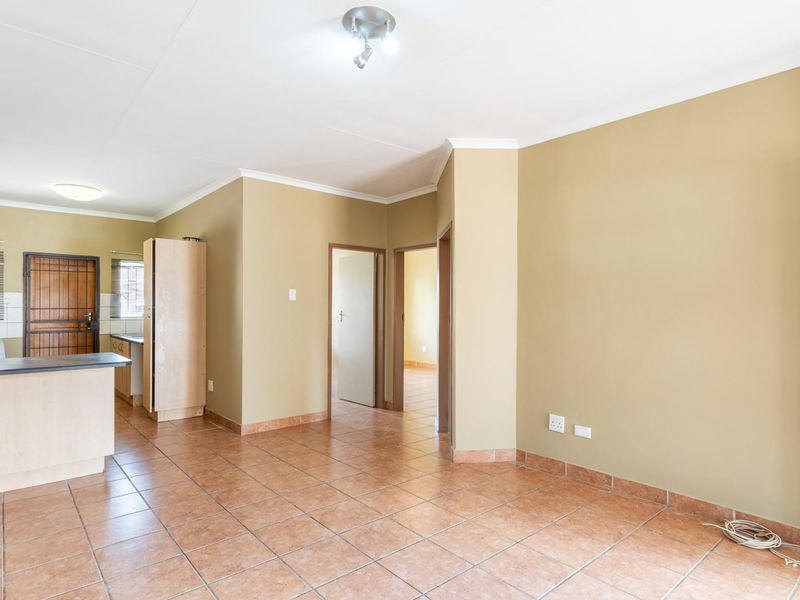 Charming and Spacious 2-Bedroom Townhouse - Perfect for First-Time Buyers or Savvy Investors - Photo 5