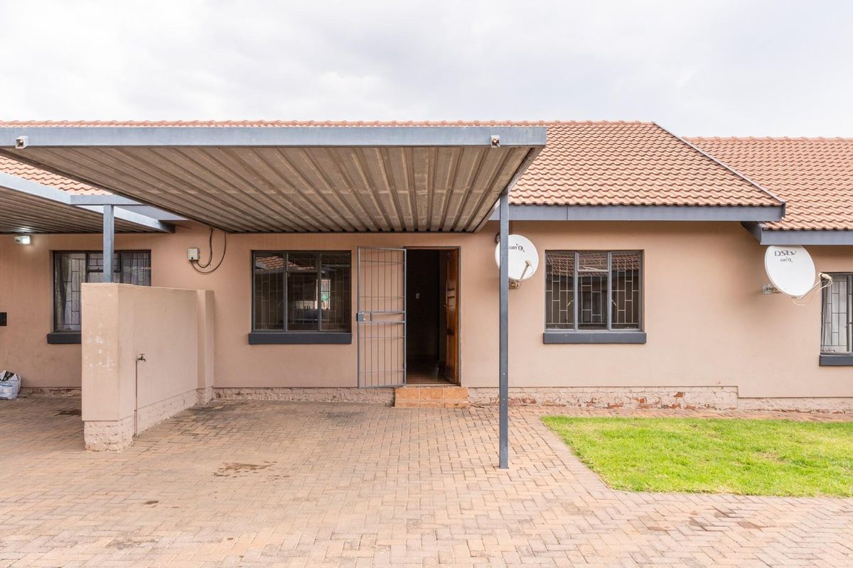 Charming and Spacious 2-Bedroom Townhouse - Perfect for First-Time Buyers or Savvy Investors - Photo 2
