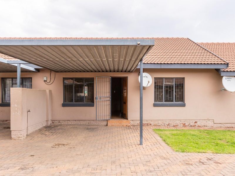 Charming and Spacious 2-Bedroom Townhouse - Perfect for First-Time Buyers or Savvy Investors - Photo 2