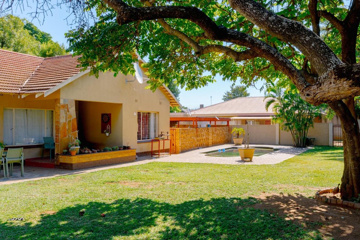 Spacious 3-Bedroom Family Home with Separate 3-Bedroom Flatlet, Pool and Borehole in Moregloed - Photo 3
