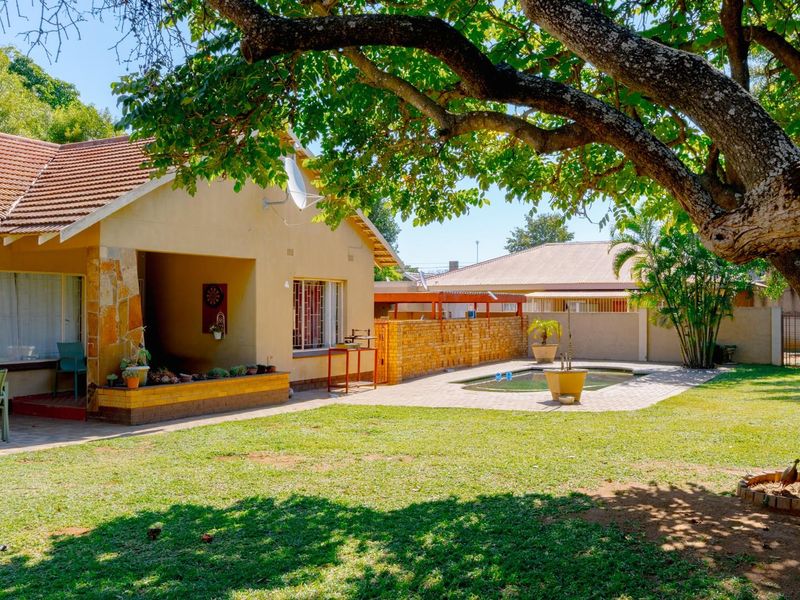 Spacious 3-Bedroom Family Home with Separate 3-Bedroom Flatlet, Pool and Borehole in Moregloed - Photo 3
