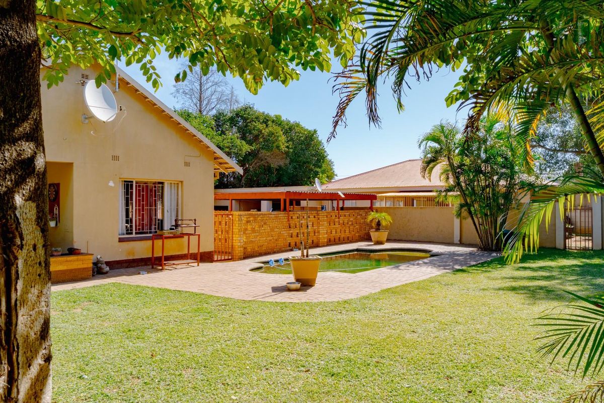 Spacious 3-Bedroom Family Home with Separate 3-Bedroom Flatlet, Pool and Borehole in Moregloed - Photo 4