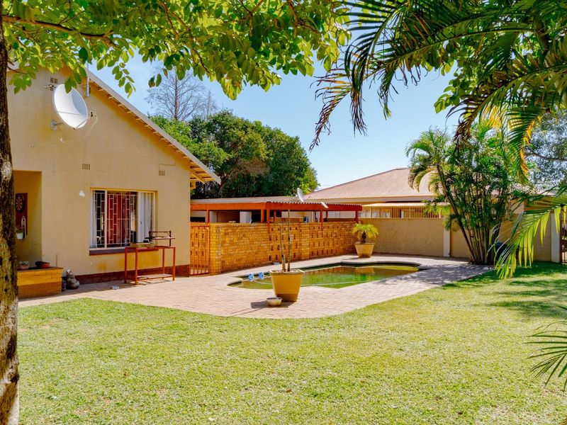 Spacious 3-Bedroom Family Home with Separate 3-Bedroom Flatlet, Pool and Borehole in Moregloed - Photo 4