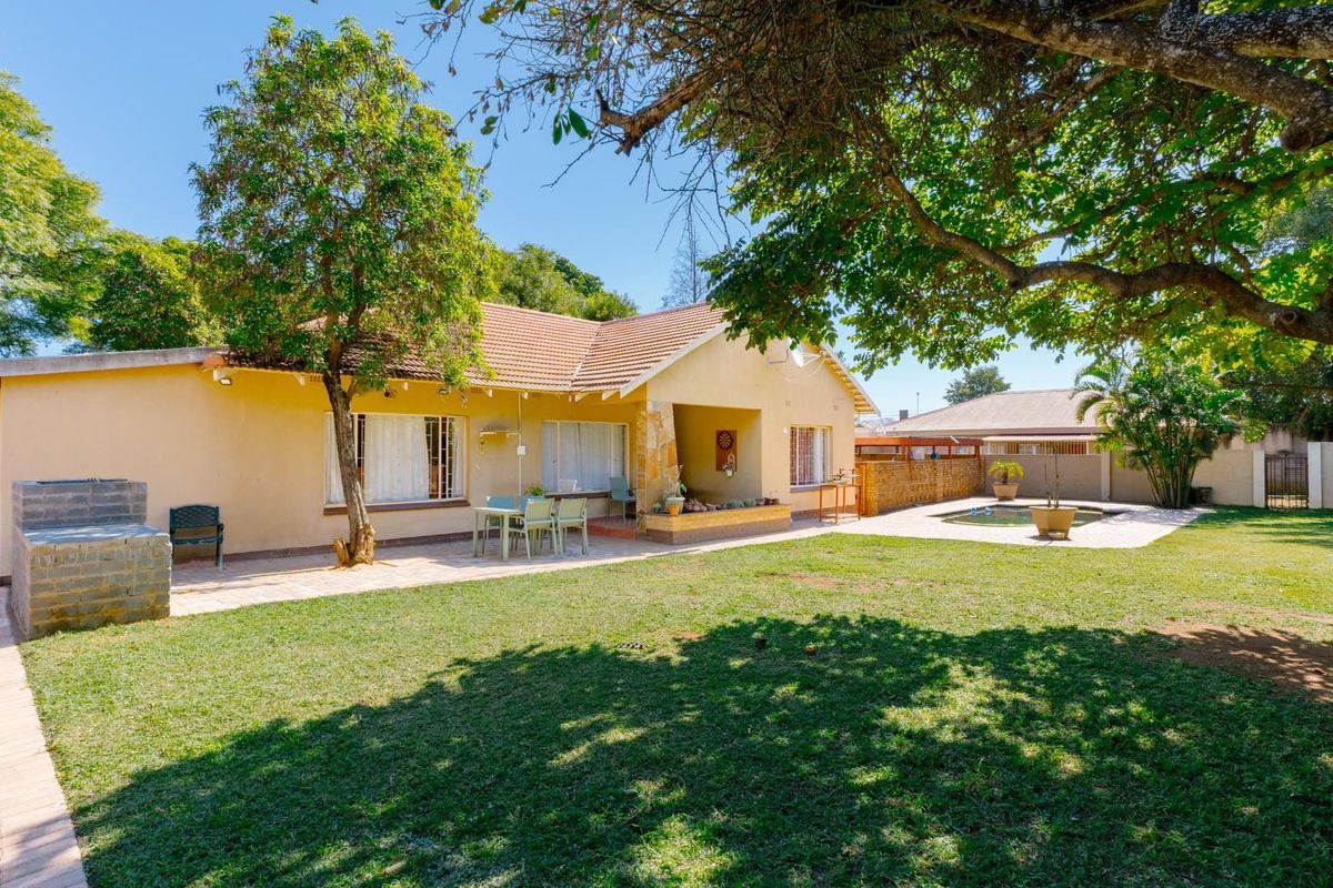 Spacious 3-Bedroom Family Home with Separate 3-Bedroom Flatlet, Pool and Borehole in Moregloed - Photo 2