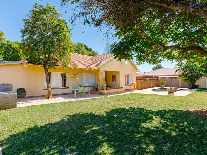 Spacious 3-Bedroom Family Home with Separate 3-Bedroom Flatlet, Pool and Borehole in Moregloed - Photo 2