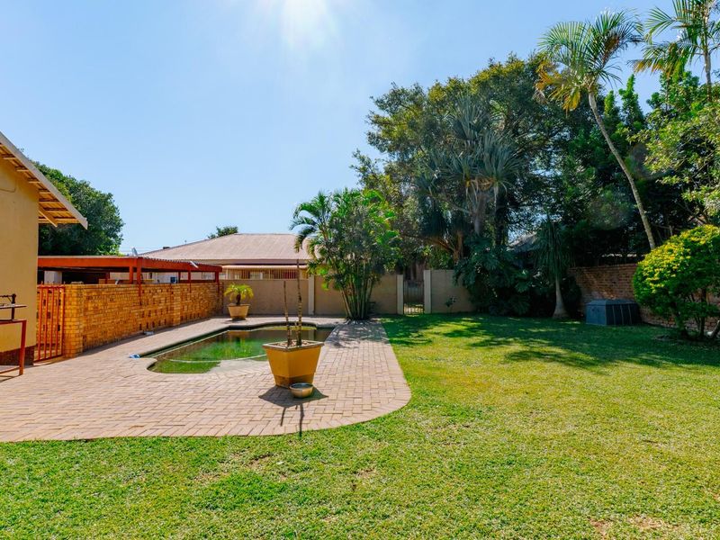 Spacious 3-Bedroom Family Home with Separate 3-Bedroom Flatlet, Pool and Borehole in Moregloed - Photo 10