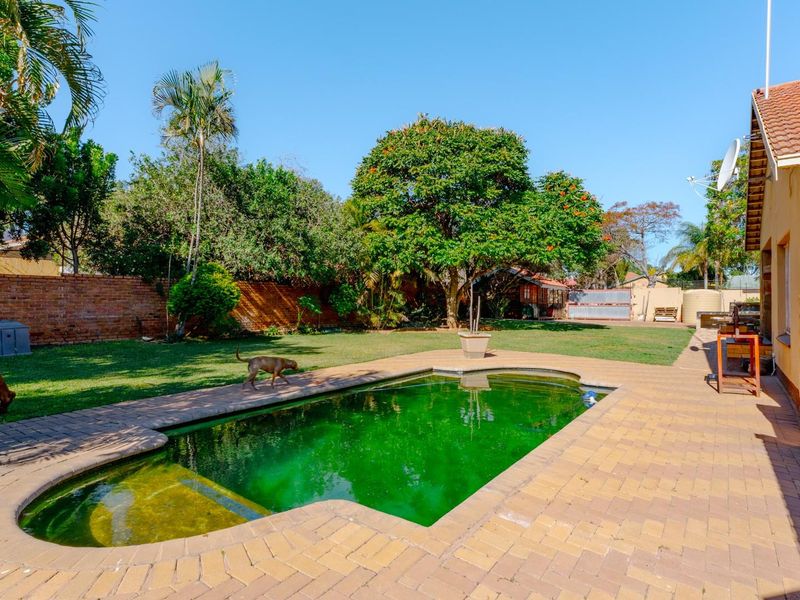 Spacious 3-Bedroom Family Home with Separate 3-Bedroom Flatlet, Pool and Borehole in Moregloed - Photo 8