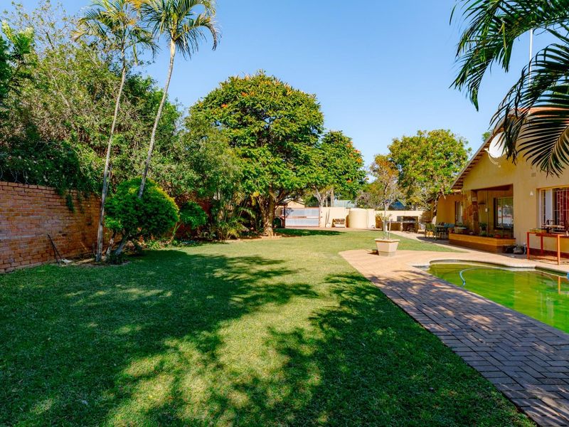 Spacious 3-Bedroom Family Home with Separate 3-Bedroom Flatlet, Pool and Borehole in Moregloed - Photo 7