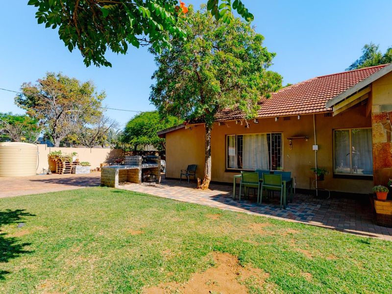 Spacious 3-Bedroom Family Home with Separate 3-Bedroom Flatlet, Pool and Borehole in Moregloed - Photo 9