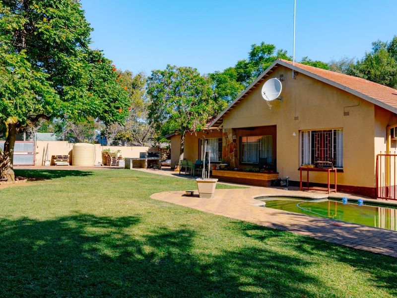 Spacious 3-Bedroom Family Home with Separate 3-Bedroom Flatlet, Pool and Borehole in Moregloed - Photo 6