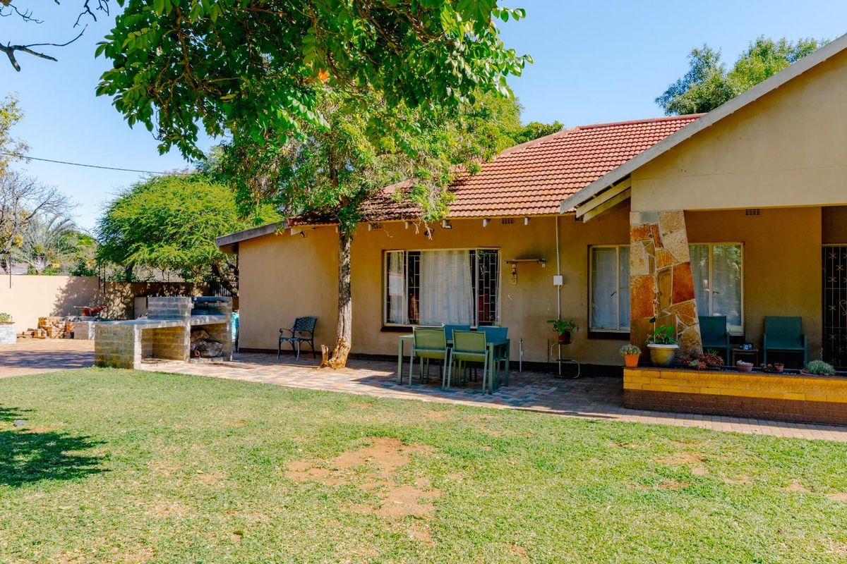 Spacious 3-Bedroom Family Home with Separate 3-Bedroom Flatlet, Pool and Borehole in Moregloed - Photo 5