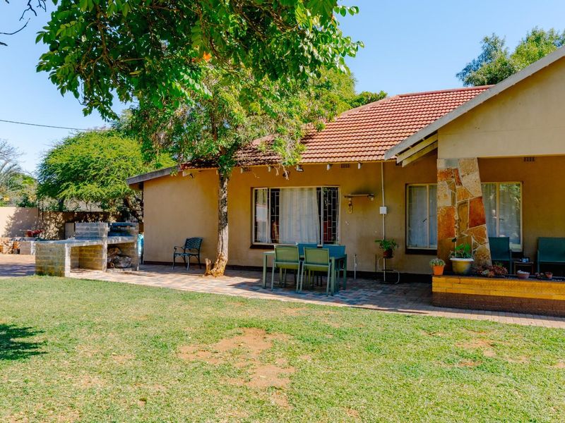 Spacious 3-Bedroom Family Home with Separate 3-Bedroom Flatlet, Pool and Borehole in Moregloed - Photo 5