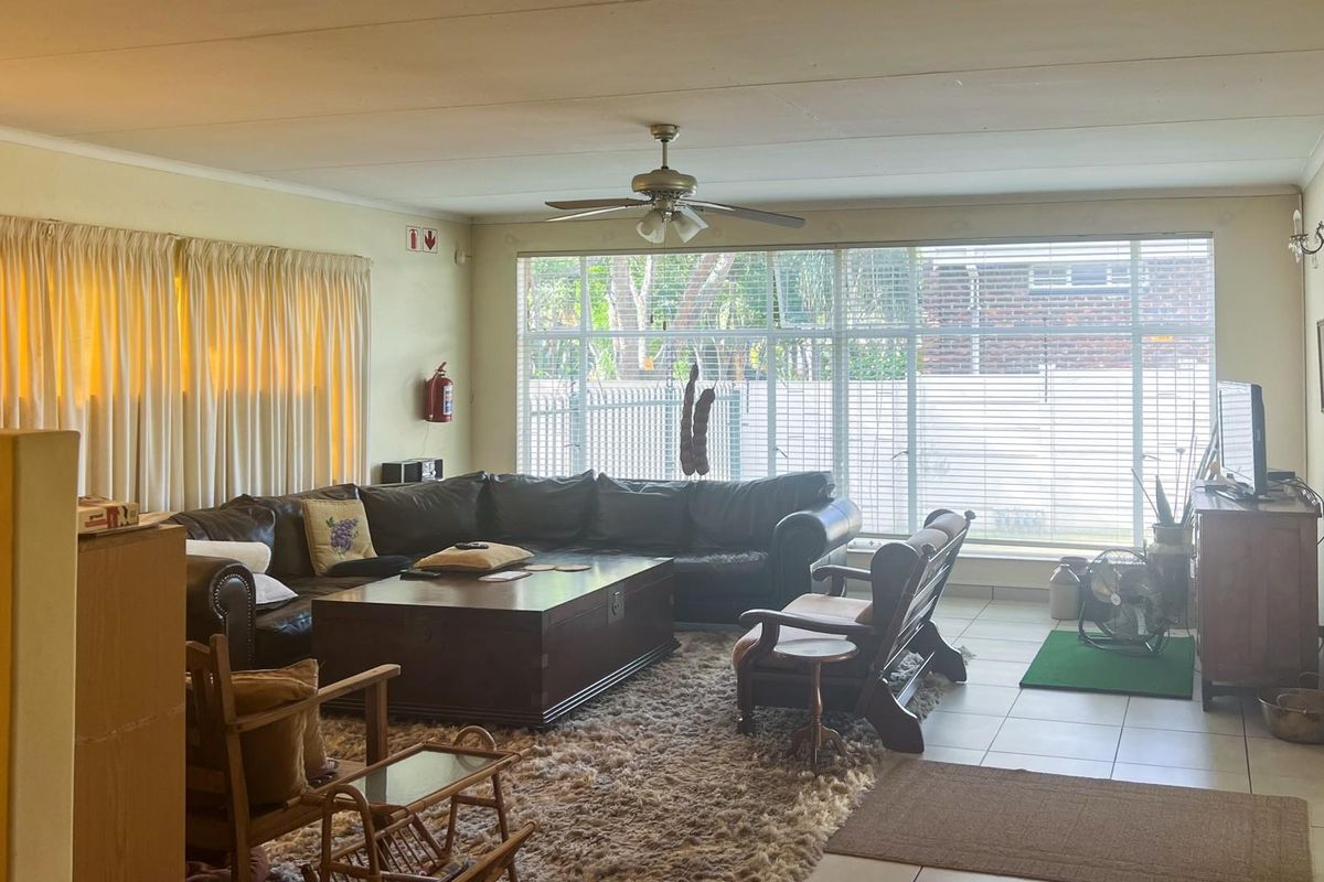 Exceptional 5-Bedroom Family Home with Dual-Living Potential in Bendor - Photo 5