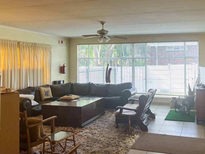 Exceptional 5-Bedroom Family Home with Dual-Living Potential in Bendor - Photo 5