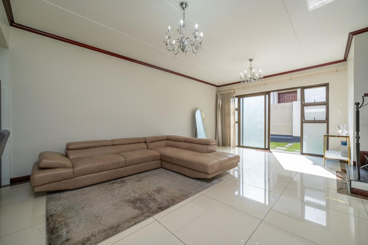 Full Title Family Home in Secure Estate | Private Garden | Double Garage - Photo 3