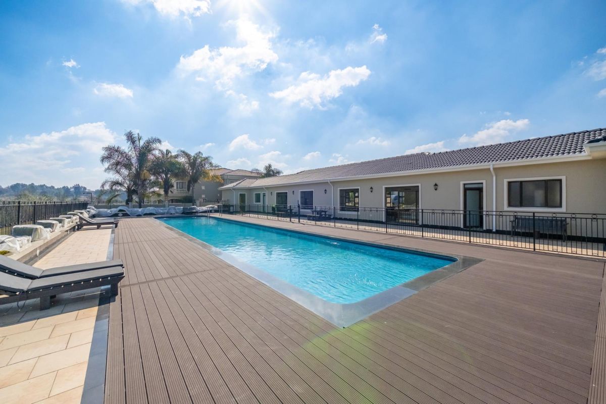 Full Title Family Home in Secure Estate | Private Garden | Double Garage - Photo 2