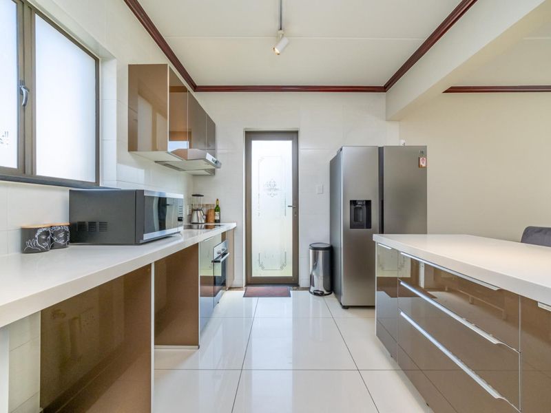 Full Title Family Home in Secure Estate | Private Garden | Double Garage - Photo 10