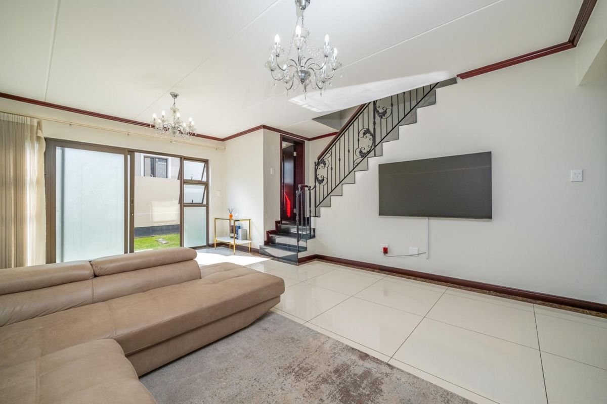 Full Title Family Home in Secure Estate | Private Garden | Double Garage - Photo 4