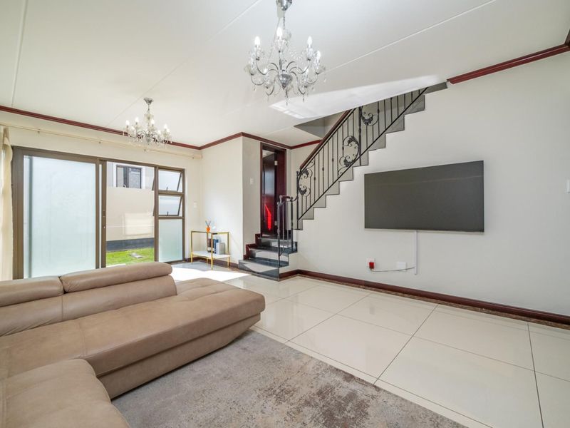Full Title Family Home in Secure Estate | Private Garden | Double Garage - Photo 4