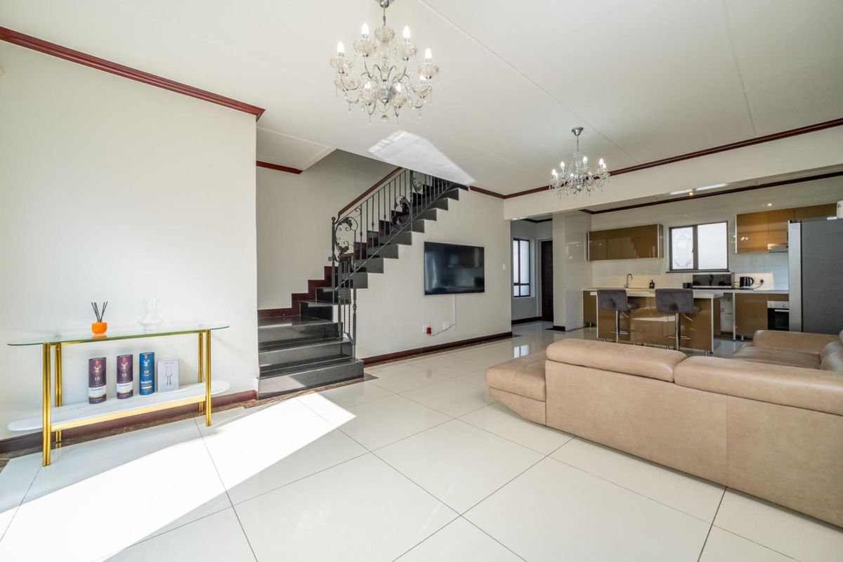 Full Title Family Home in Secure Estate | Private Garden | Double Garage - Photo 5