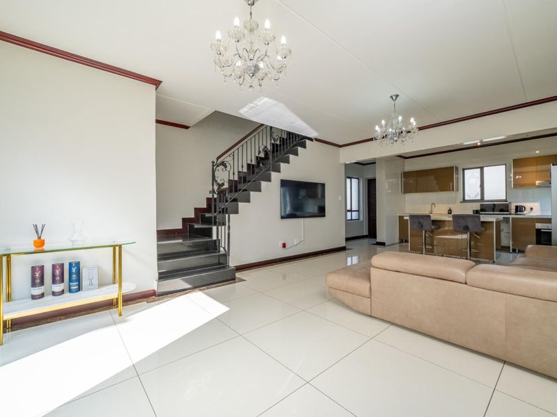 Full Title Family Home in Secure Estate | Private Garden | Double Garage - Photo 5
