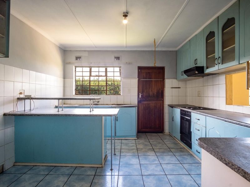 Charming 2 Bedroom Face Brick Home in a Peaceful Cul-de-Sac - Photo 9